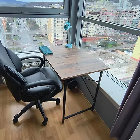 Pretty View Apartment, Private Parking, 8min To Center By Car דירה