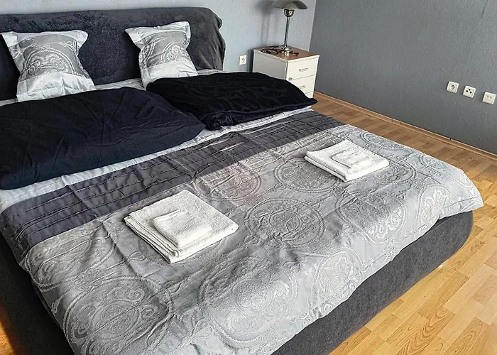 Daire Pretty View Apartment, Private Parking, 8min To Center By Car